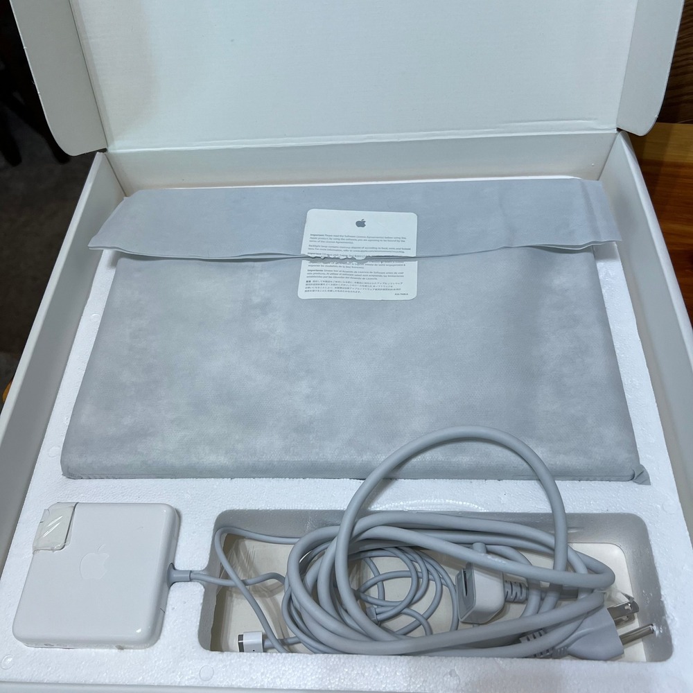 Apple MacBook A1181 13" White Laptop Parts Repair w Box Charger NOT WORKING READ